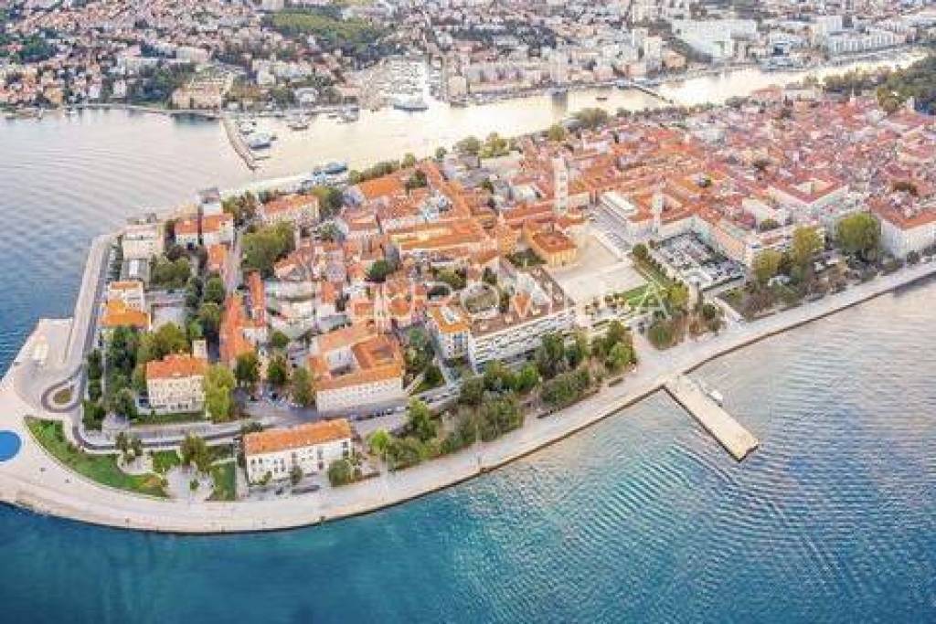 Zadar, Old Town (Poluotok) – Three-Bedroom Apartment with Sea View, First Row by the Sea, 81.28 m2
