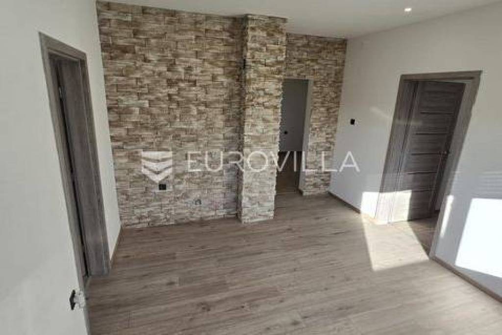 Lužani, Oriovac – Renovated Three-Bedroom Apartment, 62 m²