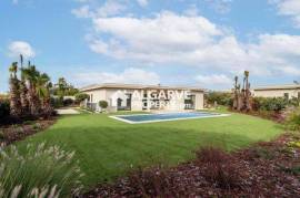 Three to Five Bedroom Luxury Villas in the Premier Private Villa Resort in Faro