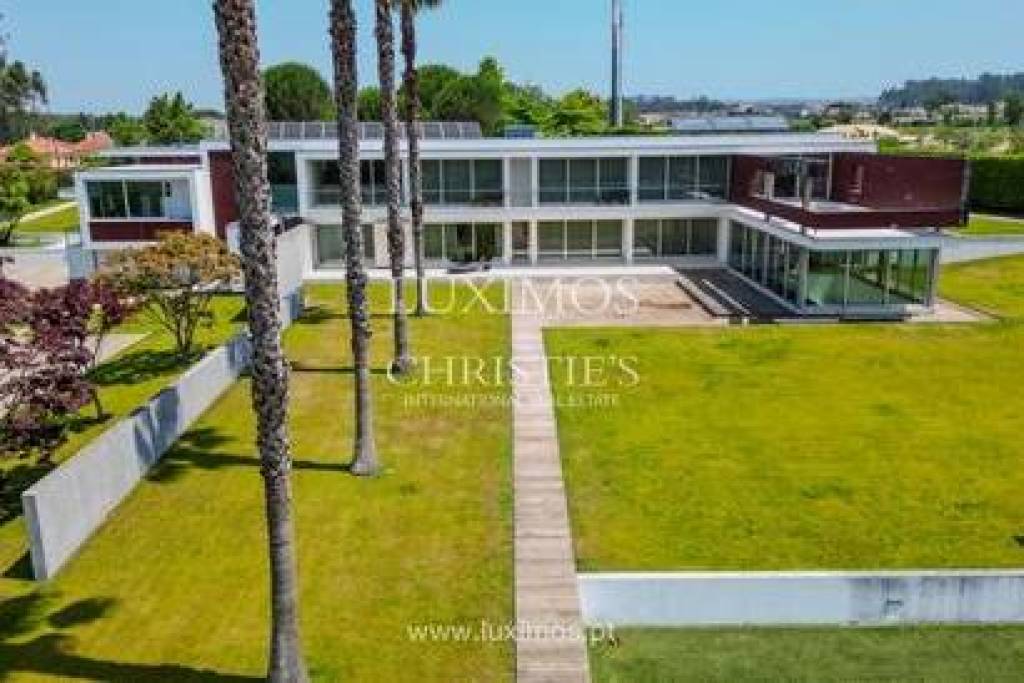 Moradia com jardim, piscina coberta e campo de futebol à venda em Ovar