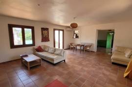 Beautifully Renovated 50's House On 700 M2 Of Land With Swimming Pool And 2 Outbuildings Including A Freelance Practice.
