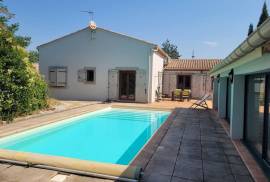 Beautifully Renovated 50's House On 700 M2 Of Land With Swimming Pool And 2 Outbuildings Including A Freelance Practice.