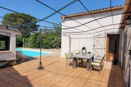 Beautifully Renovated 50's House On 700 M2 Of Land With Swimming Pool And 2 Outbuildings Including A Freelance Practice.