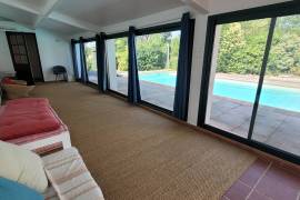 Beautifully Renovated 50's House On 700 M2 Of Land With Swimming Pool And 2 Outbuildings Including A Freelance Practice.