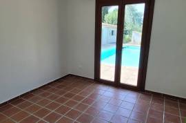 Beautifully Renovated 50's House On 700 M2 Of Land With Swimming Pool And 2 Outbuildings Including A Freelance Practice.