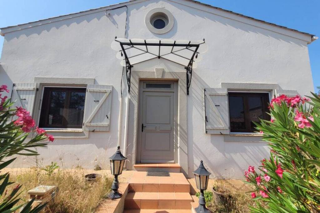 Beautifully Renovated 50's House On 700 M2 Of Land With Swimming Pool And 2 Outbuildings Including A Freelance Practice.