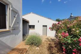 Beautifully Renovated 50's House On 700 M2 Of Land With Swimming Pool And 2 Outbuildings Including A Freelance Practice.