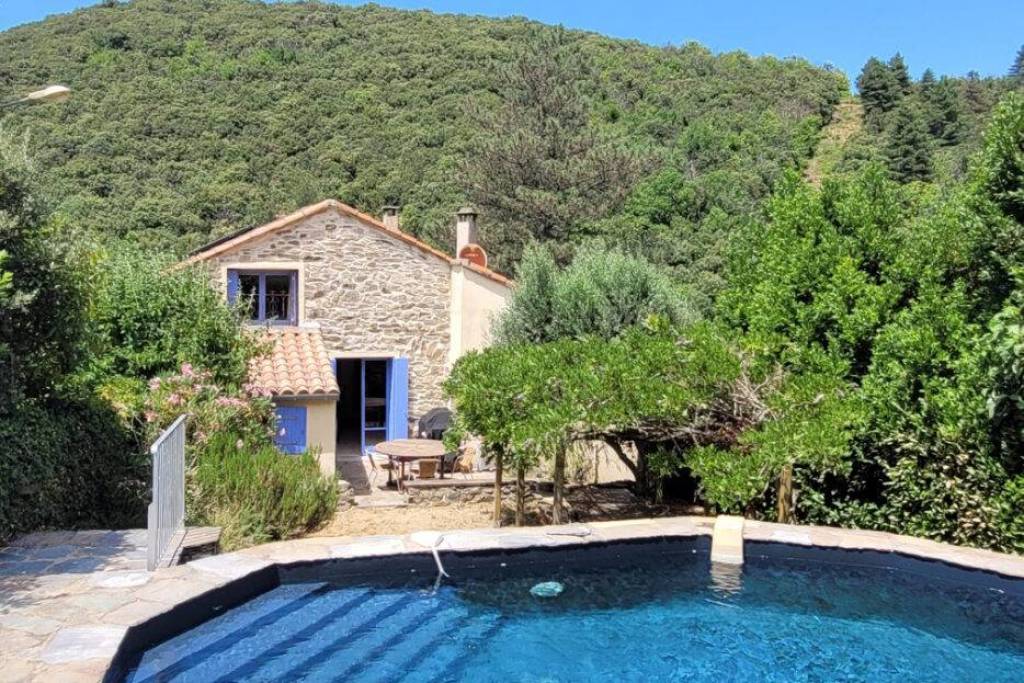 Very Pretty Country House With 145 M2 Of Living Space On 1255 M2 Of Land With Pool And 7400 M2 Of Non Attached Woods And Land.
