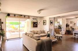 Stunning Languedoc-Style Villa With 210 M2 Of Living Space And Independent Guest House, On A Landscaped 1093 M2 Plot With Pool, Petanque Court And Open Views.