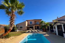 Stunning Languedoc-Style Villa With 210 M2 Of Living Space And Independent Guest House, On A Landscaped 1093 M2 Plot With Pool, Petanque Court And Open Views.