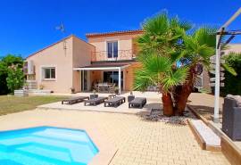 Stunning Languedoc-Style Villa With 210 M2 Of Living Space And Independent Guest House, On A Landscaped 1093 M2 Plot With Pool, Petanque Court And Open Views.