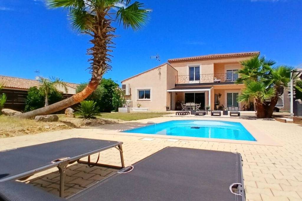 Stunning Languedoc-Style Villa With 210 M2 Of Living Space And Independent Guest House, On A Landscaped 1093 M2 Plot With Pool, Petanque Court And Open Views.
