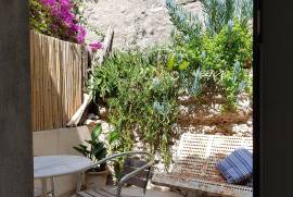 Very Pretty Fisherman's House, Completely Renovated, Of 90 M2 With 3 Bedrooms, An Intimate Courtyard And Unique Location With Direct View Of The Lagoon.