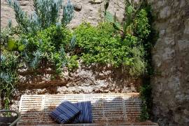 Very Pretty Fisherman's House, Completely Renovated, Of 90 M2 With 3 Bedrooms, An Intimate Courtyard And Unique Location With Direct View Of The Lagoon.