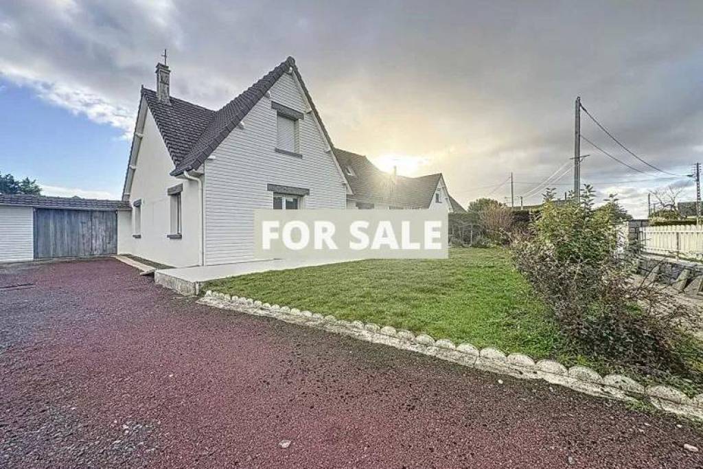 Detached House with Garden By the Beach