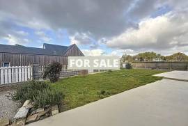 Detached House with Garden By the Beach