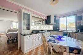 Detached House with Garden By the Beach