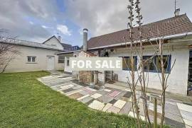 Detached House with Garden By the Beach