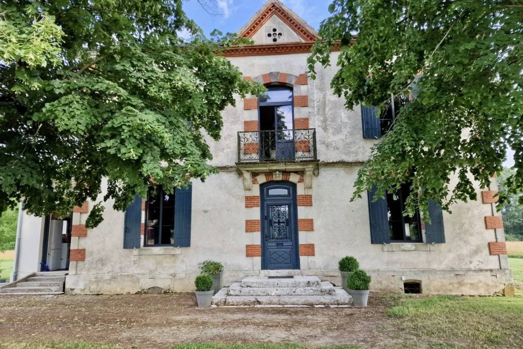 Maison De Maitre With Outbuilding