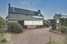 Town House with Garden and Good Potential