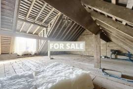 Town House with Garden and Good Potential
