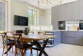 Superb Chateau in Landscaped Grounds Superb Chateau in Landscaped Grounds