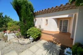 Single-Story Detached Villa with Garden