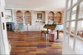 Prestige Property with Pool in Superb Location