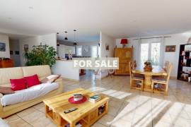 Single Storey Villa With Garden