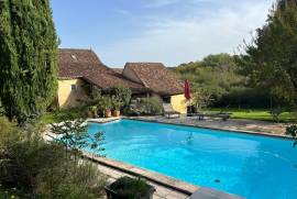 Detached Country House with Swimming Pool and Landscaped Garden