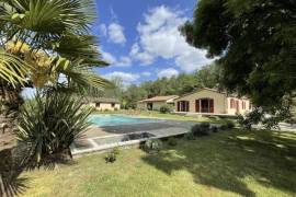 Detached Country House with Swimming Pool