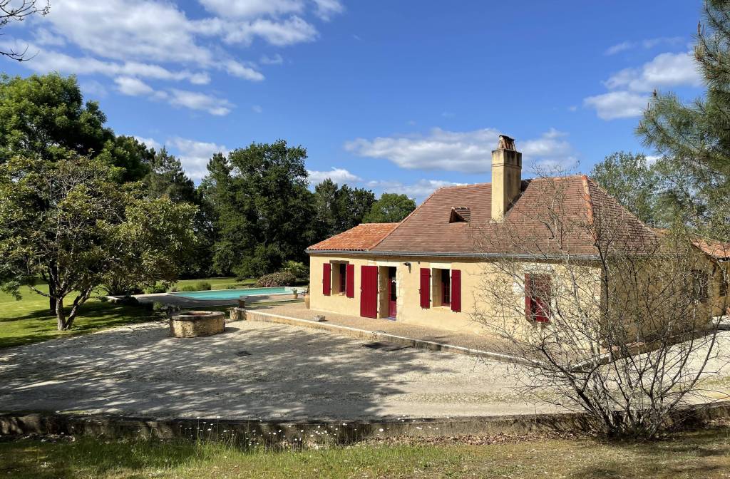 Detached Country House with Swimming Pool