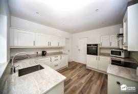 3 bedroom, Detached house for sale