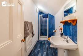 5 bedroom, Semi-detached house for sale