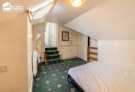 5 bedroom, Semi-detached house for sale