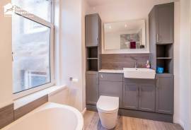 5 bedroom, Semi-detached house for sale