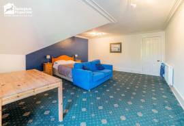 5 bedroom, Semi-detached house for sale