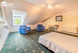 5 bedroom, Semi-detached house for sale