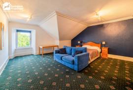 5 bedroom, Semi-detached house for sale