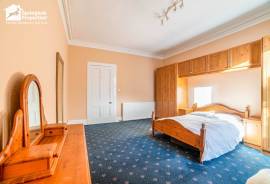 5 bedroom, Semi-detached house for sale