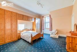 5 bedroom, Semi-detached house for sale