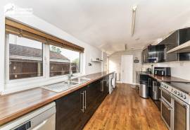 3 bedroom, Semi-detached house for sale