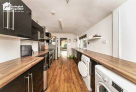3 bedroom, Semi-detached house for sale