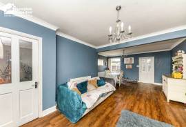3 bedroom, Semi-detached house for sale