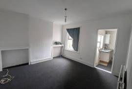 3 bedroom, Semi-detached house for sale