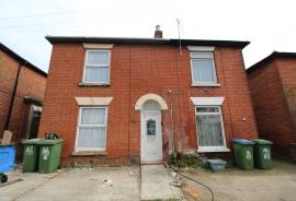 3 bedroom, Semi-detached house for sale