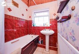 3 bedroom, Semi-detached house for sale