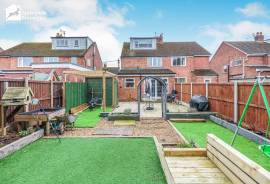 4 bedroom, Semi-detached house for sale