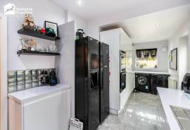 4 bedroom, Semi-detached house for sale