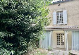 EXCLUSiViTE: À issigeac, Maison de village avec jardin a renover